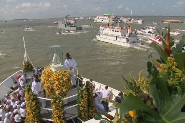 Círio de Nazaré: Fiéis lotam embarcações durante romaria nas águas