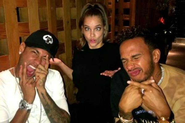 Cobrança de pênalti gera confusão entre Neymar e Cavani