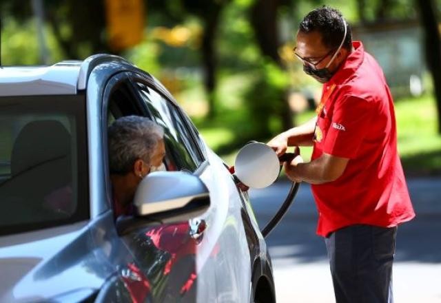 A alta dos combustíveis leva motoristas a andar na reserva