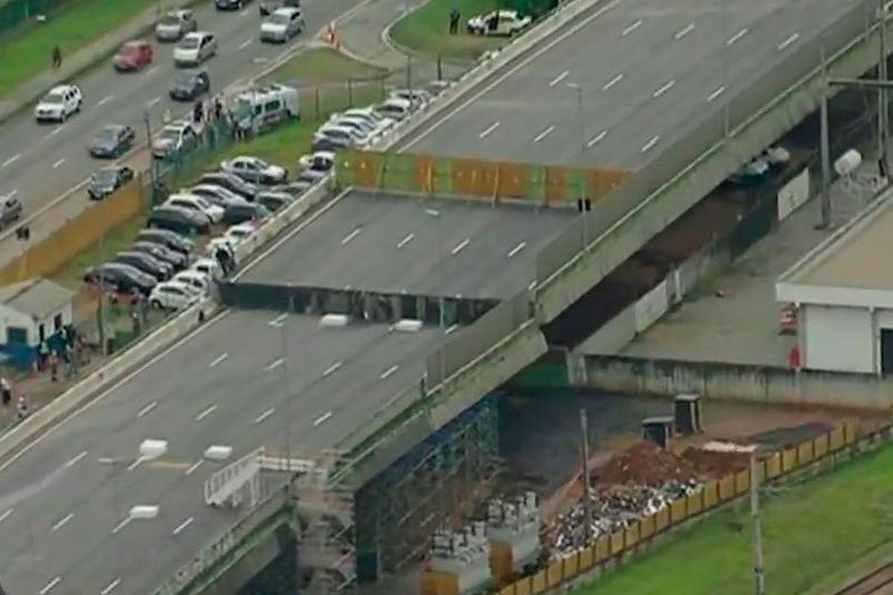 Começou a operação para erguer parte do viaduto que cedeu em São Paulo