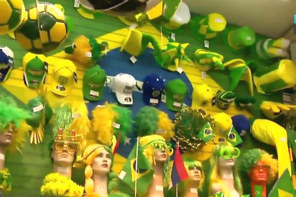 Imagem da noticia Comerciantes esperam desencalhar estoque do último Mundial 