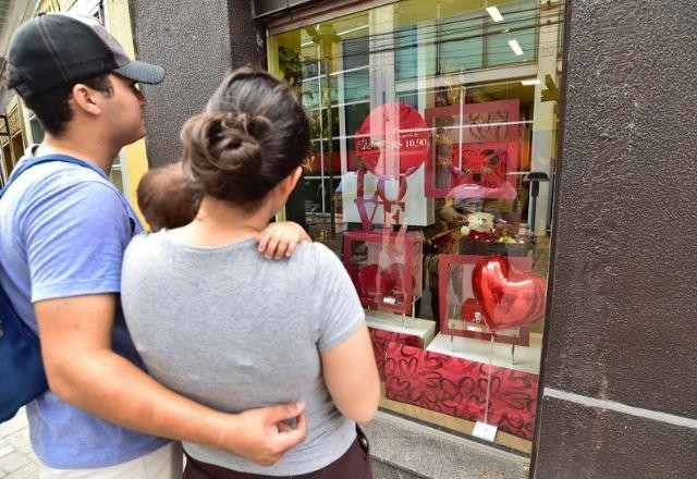 Imagem da noticia Atividade do comércio físico caiu 1,5% na semana dos namorados