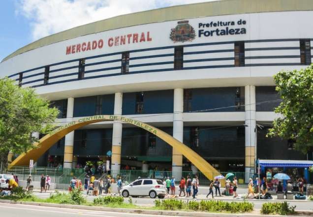 Comércios e shoppings reabrem em Fortaleza