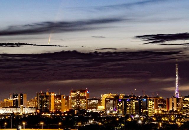 Imagem da noticia Nasa elege foto de cometa cruzando o céu de Brasília como "imagem do dia"