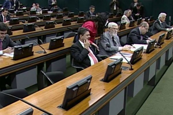 Imagem da noticia Comissão da Câmara aprova fim do foro privilegiado em caso de crimes comuns