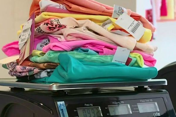 Imagem da noticia Comprar roupas por quilo é uma novidade que começa a ganhar adeptos no Rio