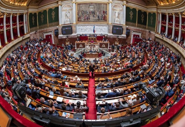França é o primeiro país no mundo a tornar aborto um direito constitucional