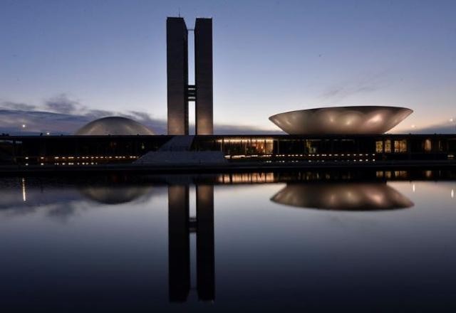 Imagem da noticia Em 15 dias de janela partidária, ao menos 18 parlamentares trocaram de sigla