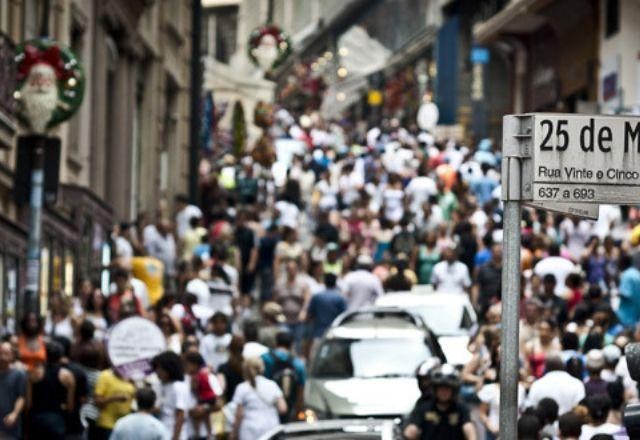 Um em cada três consumidores que vão comprar no Natal já tem dívidas