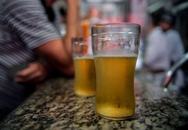 Consumo baixo a moderado de álcool melhora capacidade cognitiva, diz estudo