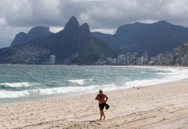 Rio de Janeiro libera permanência e banho de mar nas praias em dia útil