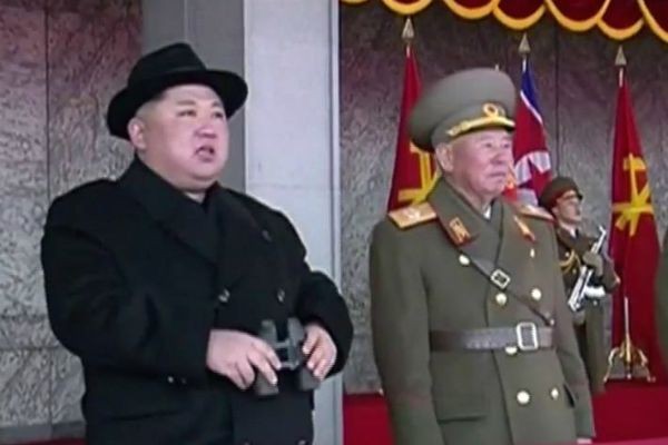 Coréia do Norte realiza demonstração de força com desfile militar 