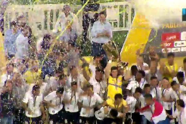 Corinthians conquista o bicampeonato paulista em jogo polêmico