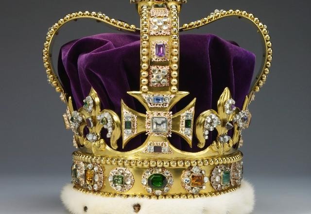 Imagem da noticia Coroa de St. Edward será modificada para Charles III