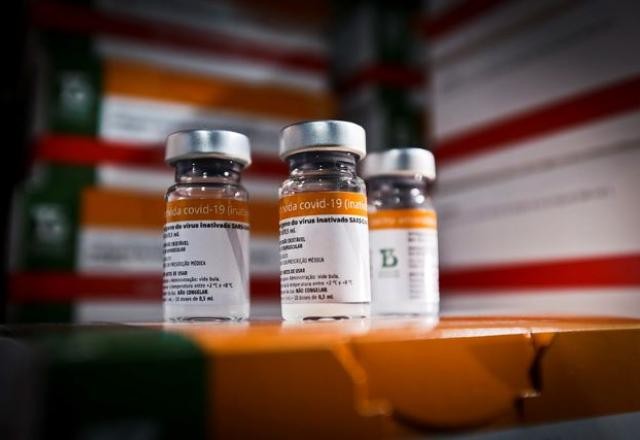 EUA anunciam que vão aceitar turistas vacinados com a CoronaVac