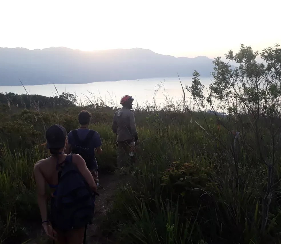 Casal se perde em trilha de Ilhabela (SP) e é salvo por bombeiros