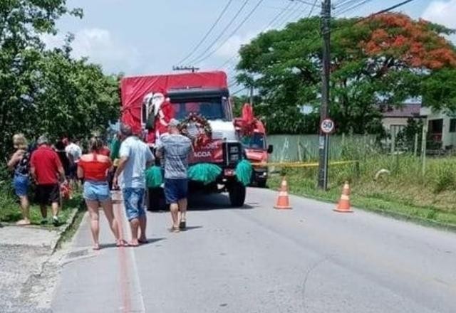 Papai Noel morre durante ação social após cair de caminhão