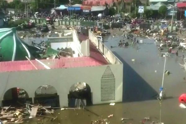 Imagem da noticia Corpos das 844 vítimas de tsunami na Indonésia começam a ser enterrados