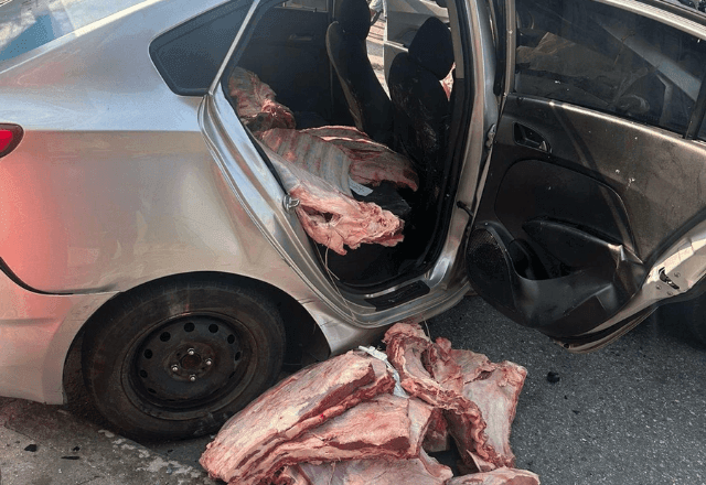 Imagem da noticia Em perseguição policial no Rio, ladrão bate carro cheio de carne roubada