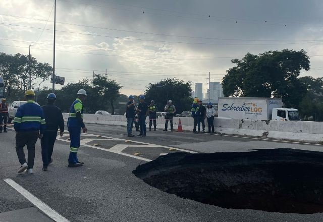 Imagem da noticia Previsão é que cratera da Marginal Tietê seja fechada e pista liberada na segunda-feira (14), diz Sabesp