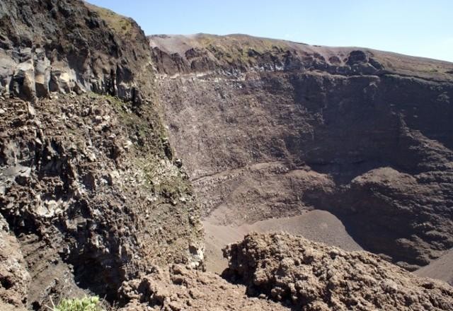 Imagem da noticia Turista cai em cratera do Monte Vesúvio ao tentar tirar selfie