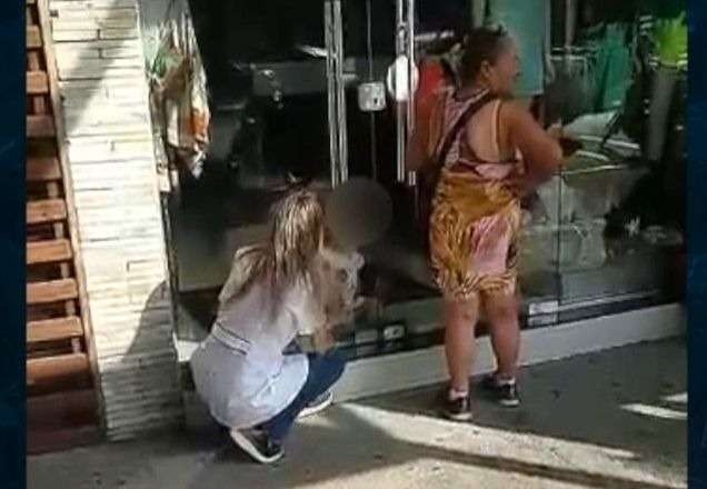 Criança de dois anos é encontrada sozinha trancada dentro de loja