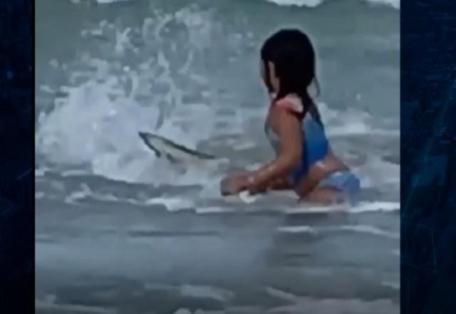 Sem querer, mãe grava momento em que tubarão circula filha para atacá-la