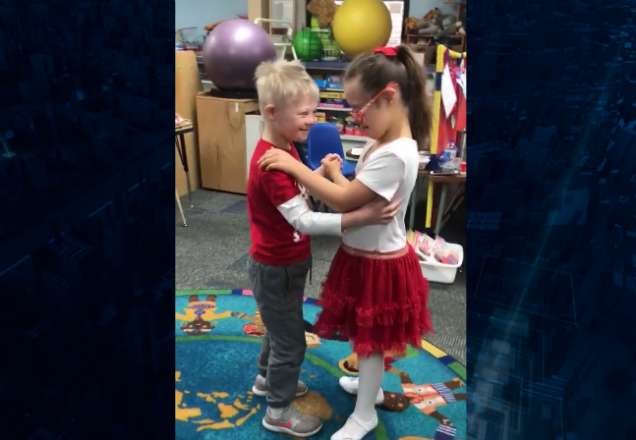 Crianças com síndrome de down dançam em sala de aula e vídeo viraliza