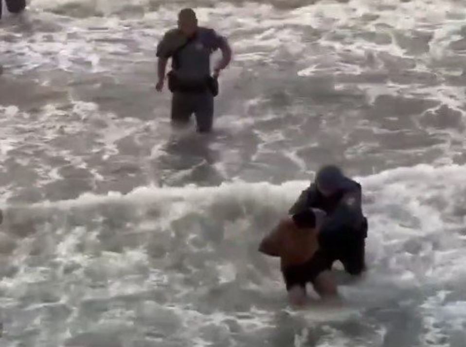 Vídeo: Homem tenta se esconder no mar após invadir casa no litoral de SP e acaba preso