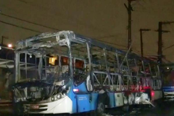 Criminosos assaltam passageiros e colocam fogo em ônibus em SP