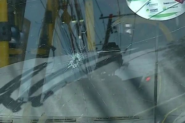 Criminosos atacam ônibus a pedradas no RJ