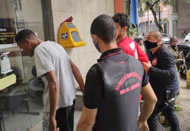 Imagem da noticia Assassinos em série são presos em quarto de hotel no RJ
