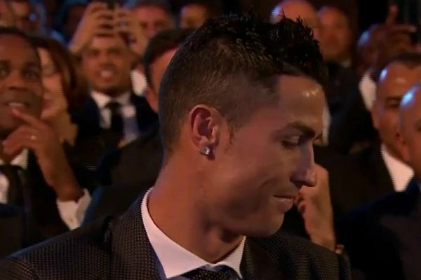 Imagem da noticia Cristiano Ronaldo leva prêmio de melhor do mundo e se iguala a Messi