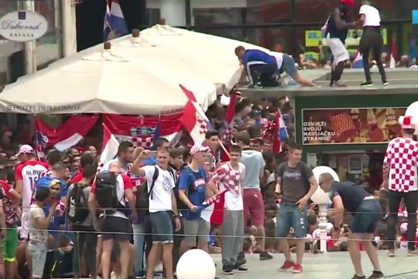 Croatas param para receber seleção vice-campeã do Mundial da Rússia