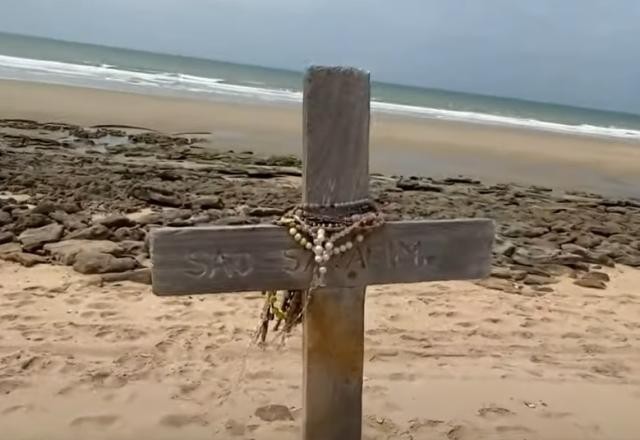 Imagem da noticia Cemitério e mar dividem vista paradisíaca em praia do Ceará