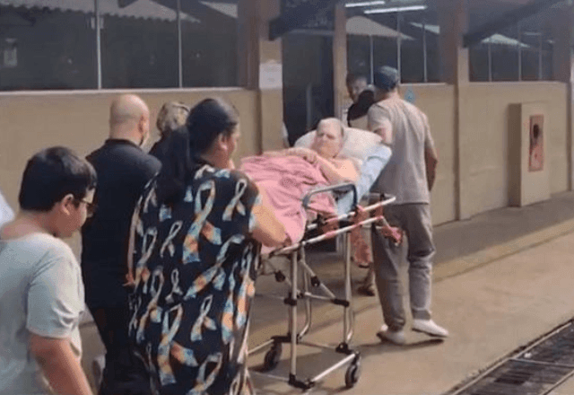 Imagem da noticia Idosa de 72 anos chega de ambulância e maca para votar