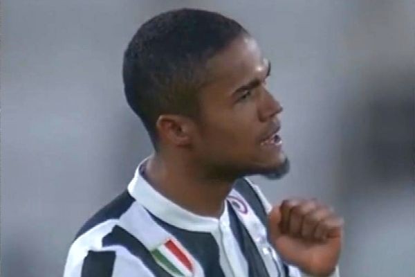 Imagem da noticia Da quadra da escola à Seleção, conheça a trajetória de Douglas Costa