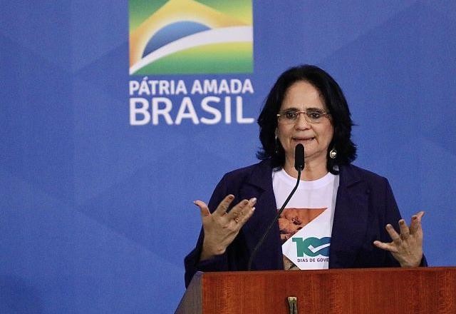Imagem da noticia Políticos rebatem fala de Damares sobre "vacina ou absorvente"