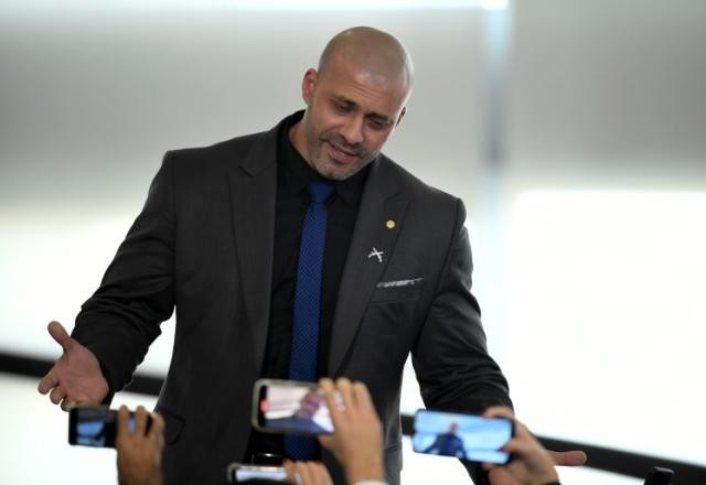 Imagem da noticia Bolsonaro livra Daniel Silveira de condenação com decreto presidencial