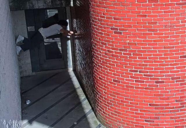 Imagem da noticia Vídeo mostra brasileiro escalando durante fuga de presídio nos EUA