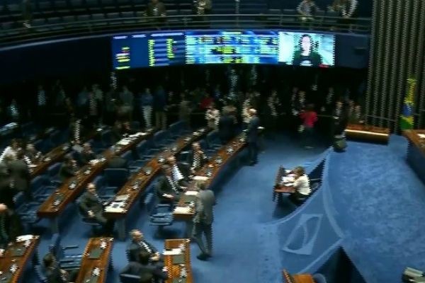 Decisão sobre afastamento de Aécio Neves deve ficar para semana que vem