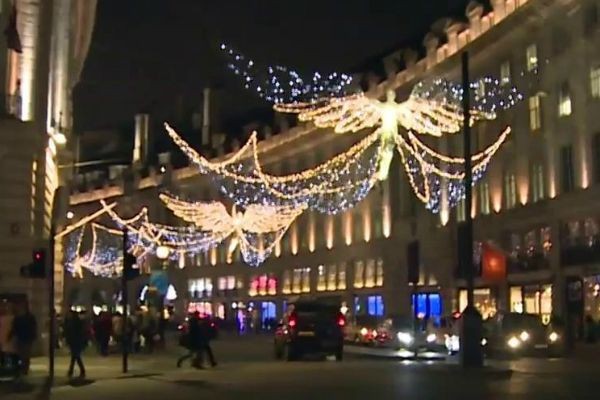 Decoração de Natal caprichada encanta turistas em Londres