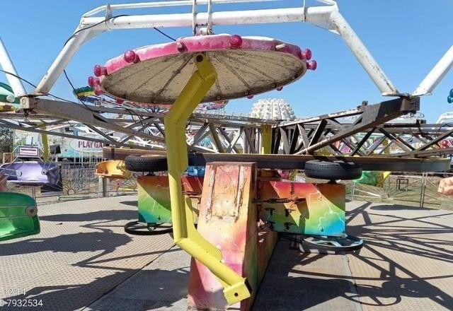 Imagem da noticia Vídeo: adolescentes são arremessadas de brinquedo em parque de Nova Venécia