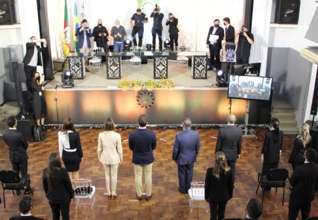 Imagem da noticia Delegados recém formados são investigados por participar de festas no RS