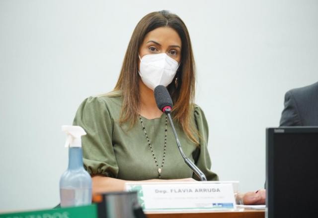Imagem da noticia Após subir tom contra governo, Lira emplaca Flávia Arruda no Planalto