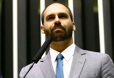 Presidente da Câmara oficializa pedido de afastamento de Eduardo Bolsonaro