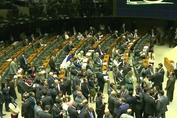 Deputados e senadores aprovam projetos que aumentam gastos públicos