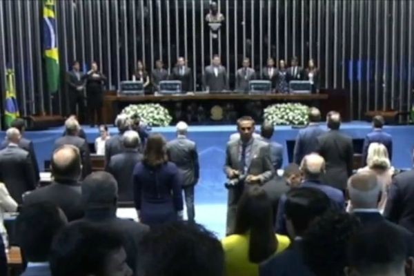 Deputados e senadores eleitos tomam posse em Brasília
