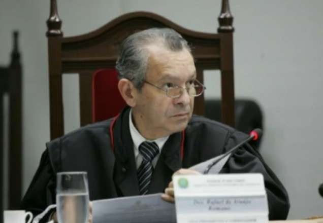 Imagem da noticia Desembargador é condenado a 47 anos de prisão por estuprar a própria neta