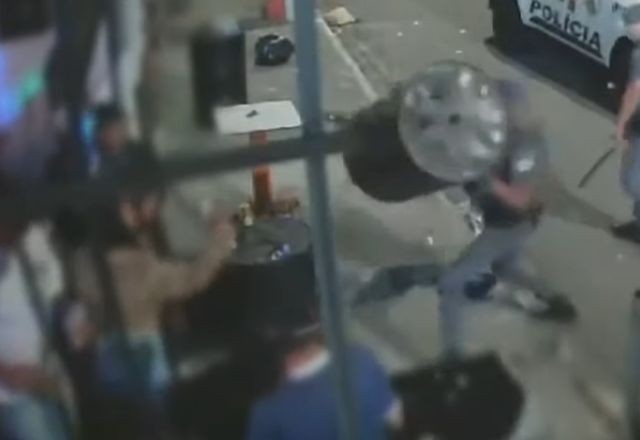 Imagem da noticia SP:  PMs atiram mesa e tonel de bebida em clientes de bar
